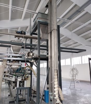 Silo, trnasportation belt, and sugar packaging machine implementation